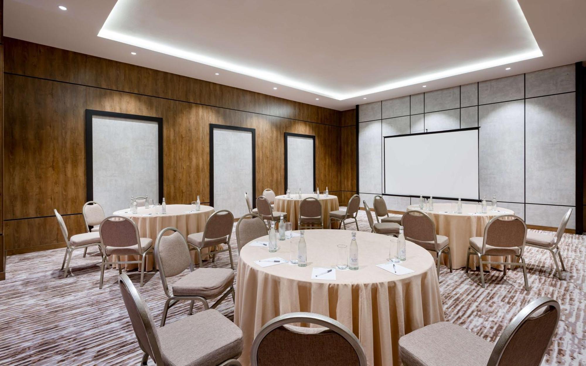 Hilton Garden Inn Szamarkand Kültér fotó