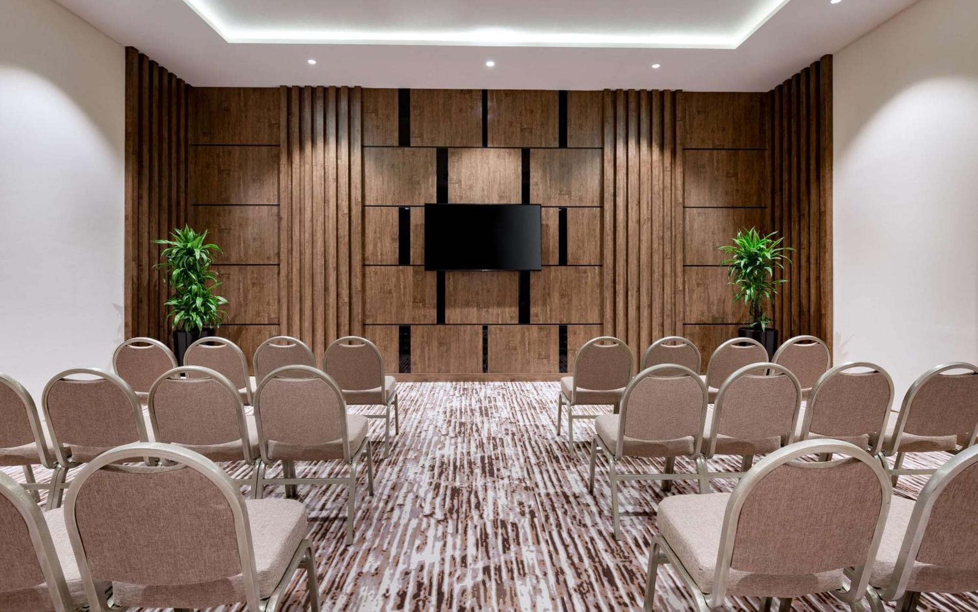 Hilton Garden Inn Szamarkand Kültér fotó